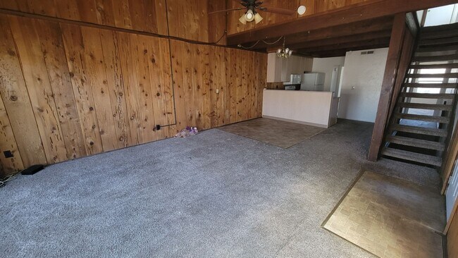 Sala de estar frente a la cocina - 162 Aynes Ct