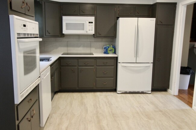 Building Photo - 4 Bedroom 3 Bath Well Kept House in West H...