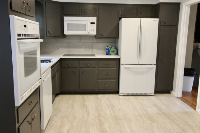 Foto del edificio - 4 Bedroom 3 Bath Well Kept House in West H...
