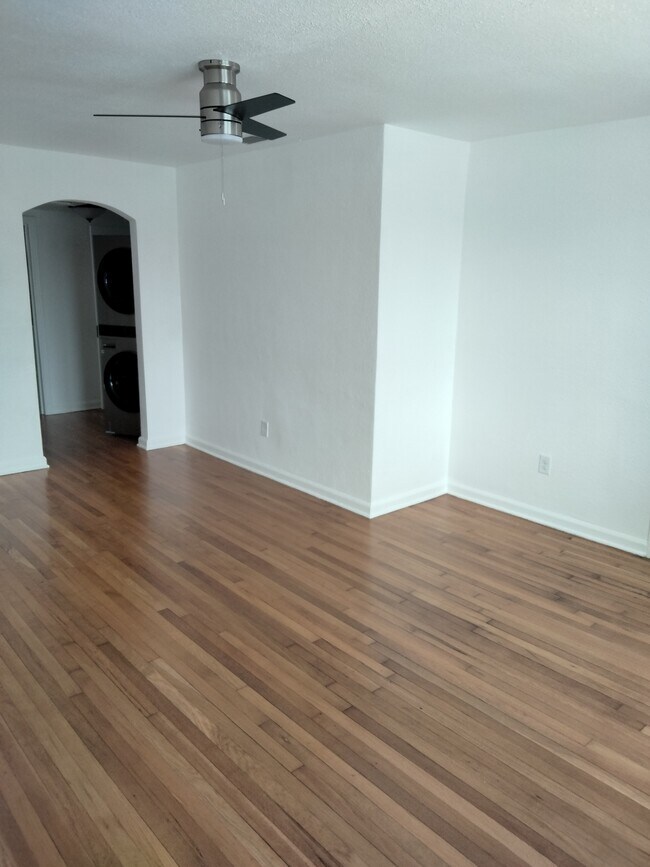 LIVING RM TO REAR - 424 Seagate Ave