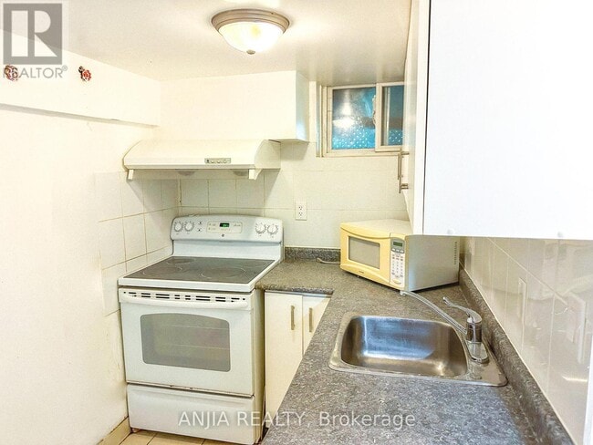Building Photo - 74 Castle Hill Dr