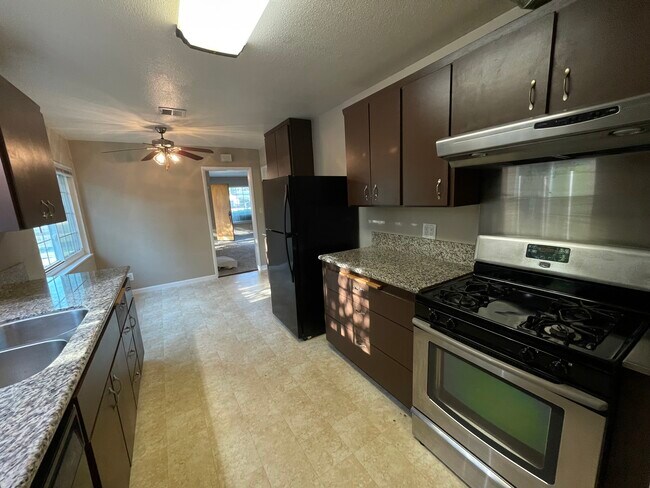 Large kitchen - 3365 E Ashlan Ave