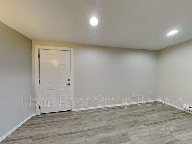 Building Photo - 2607 N Lancaster Dr