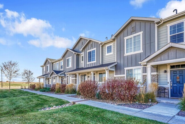 Foto del edificio - Former Model Home - Superb townhome in great location!
