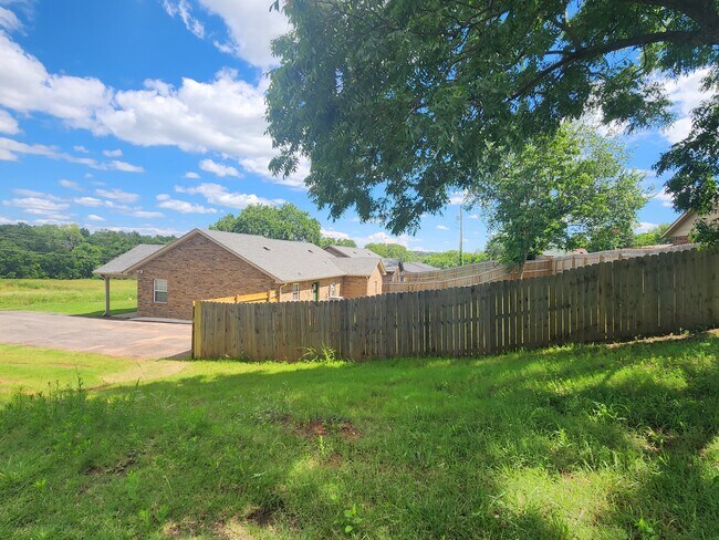 Foto del edificio - 1303 S Iowa Ave