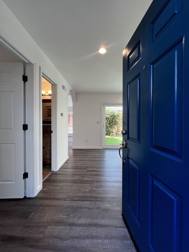 Building Photo - Beautifully Updated 3-Bedroom Home + Bonus Room with Private Backyard Retreat