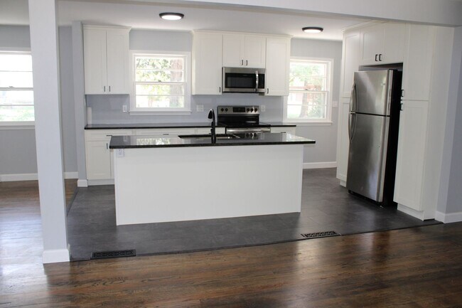 Building Photo - NEWLY REMODELED 5 BEDROOM 4 BATH