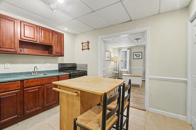 Foto del edificio - One bed, partially furnished, all utilities included