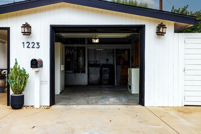 Building Photo - 1223 N Studebaker Rd
