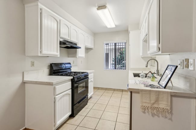 Building Photo - 725 E Providencia Ave