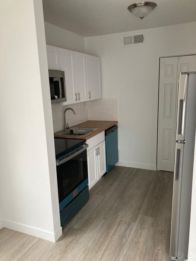 Building Photo - Cozy 2-Bedroom Apartment with Convenient A...