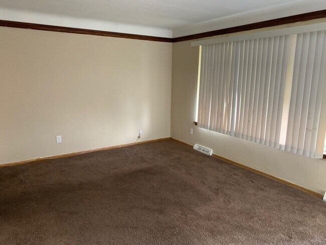 Building Photo - 3 Bed 1.5 Colonial