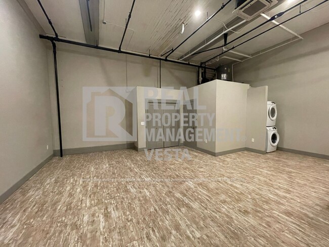 Building Photo - Studio Apartment - Prime Downtown Location