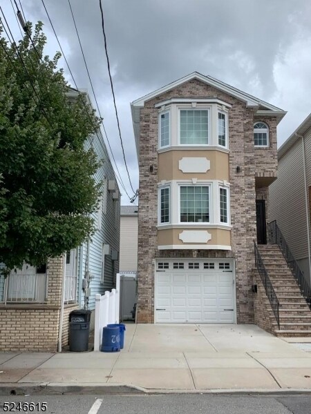 Building Photo - 204 6th St