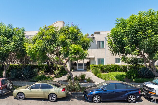 Vista frontal - Pet Friendly Apartment Complex in South LA - Gated Parking, Laundry In-Units, Manager On-Site