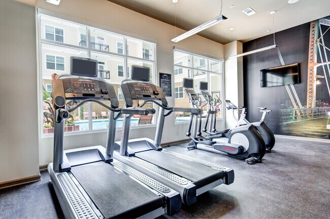 Gimnasio de última generación con equipo cardiovascular | Apartamentos en Nashville, TN | 909 Flats - 909 Flats