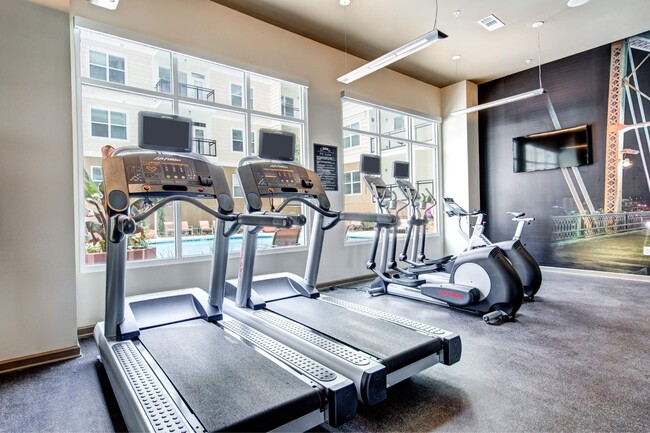 Gimnasio de última generación con equipos cardiovasculares | Apartamentos en Nashville, TN | 909 Flats - 909 Flats