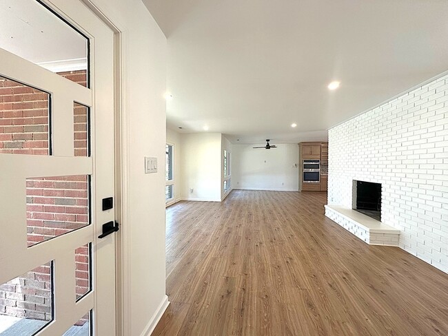 Foto del edificio - Completely Renovate Home