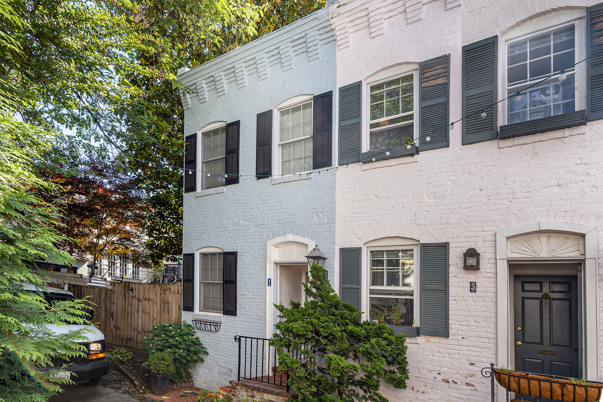 Primary Photo - 1 Pomander Walk NW