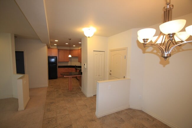 Building Photo - Top Floor 2 Bedroom Condo!