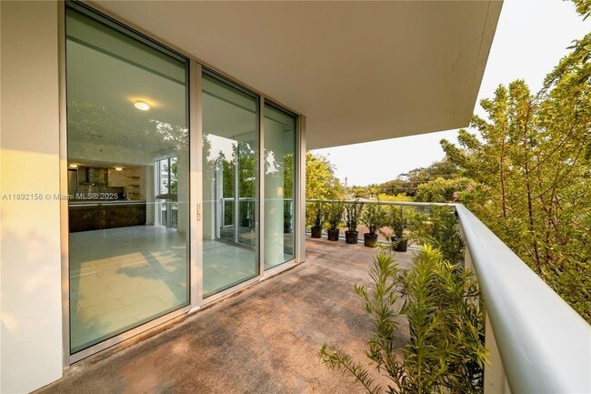Foto del edificio - 720 NE 62nd St