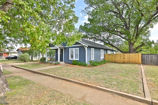 Building Photo - Cottage in the heart of Abilene!
