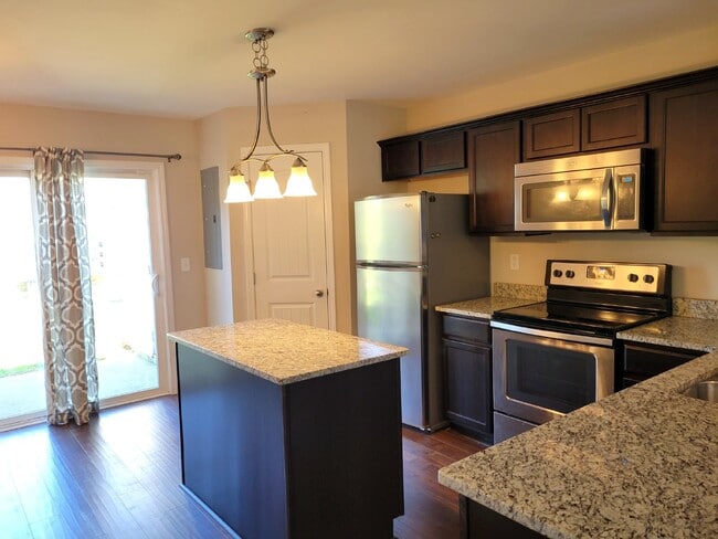 Foto del edificio - Highly desirable end unit in sought after Cobblestone in Goodlettsville!