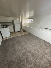 Building Photo - 461 W 12th Ave