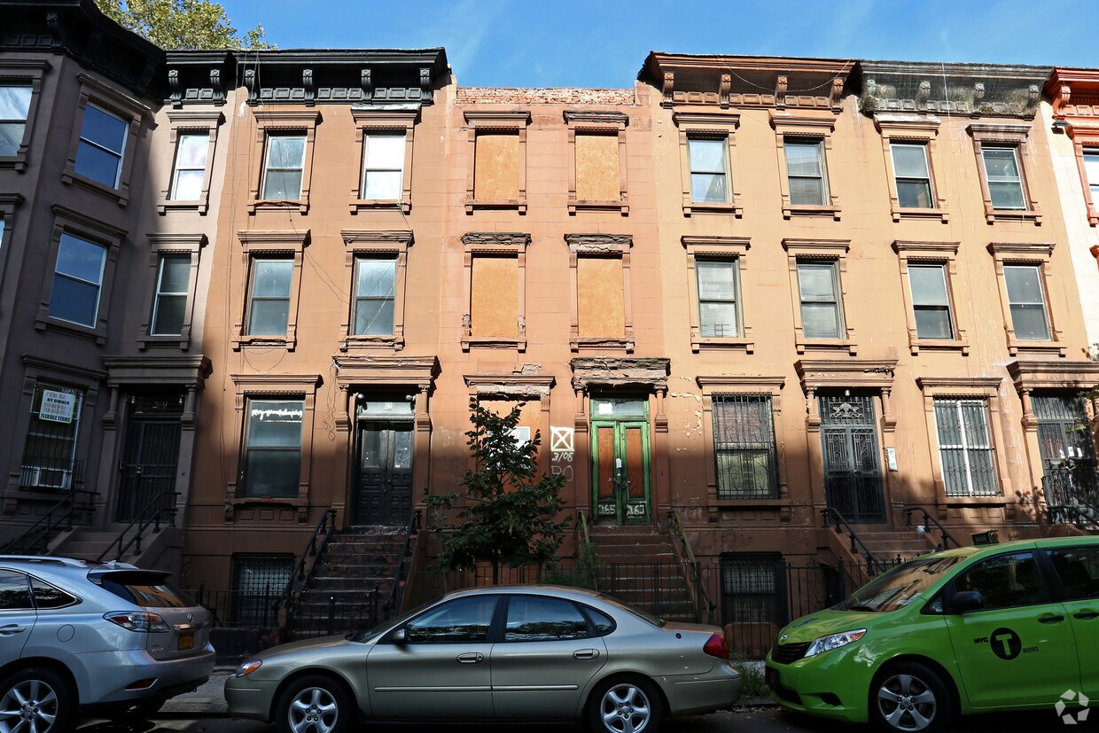 Building Photo - 265 W 131st St