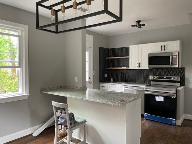 Kitchen - 302 S Courthouse Rd