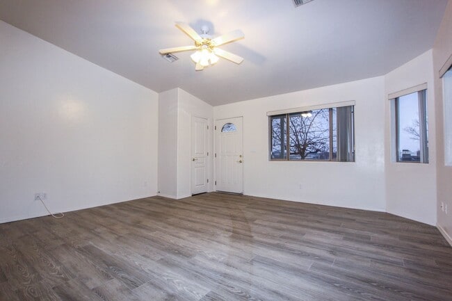 Foto del edificio - 4531 N Spring Dr