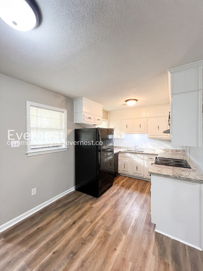 Foto del edificio - 4 Bed, 2 Bath Home with Garage / Pet-Friendly / Coming Soon!