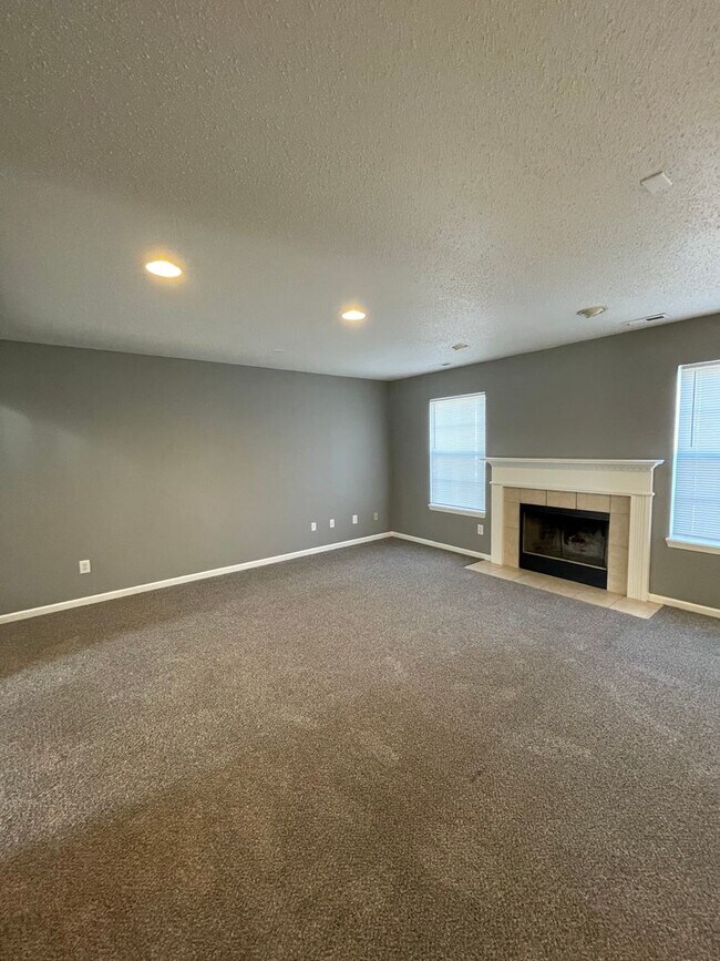 Building Photo - Avon - 3 bedroom home