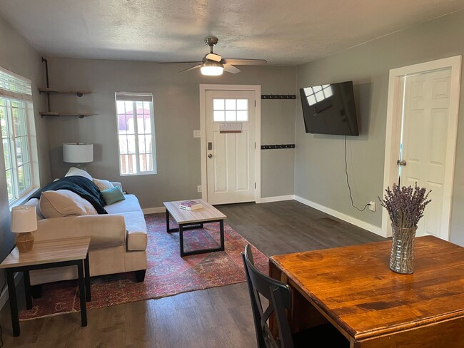 Building Photo - Cozy Historic Hurricane Home w/ Large Lot!...