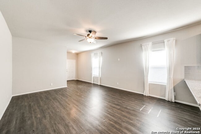 Building Photo - 4 Bedroom/2.5 Bath Applewhite Subdivision