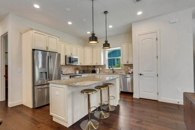 Foto del edificio - 635 N Osprey Ave