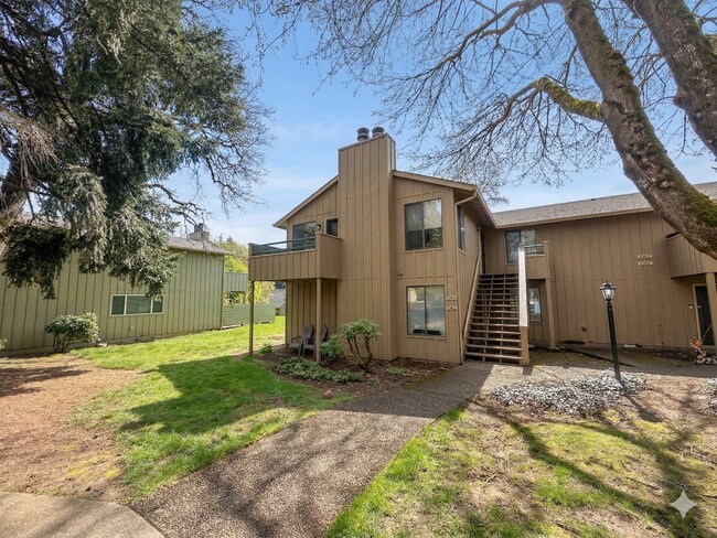 Foto del edificio - Lake Oswego Refreshed 2nd Story 2 bed/1 bath Condo- W/S/G Included