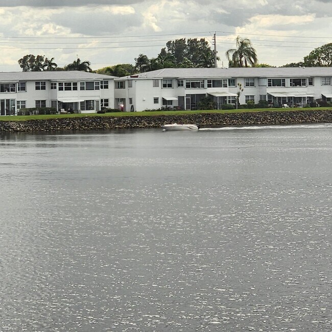 Building Photo - 1112 Lake Ter