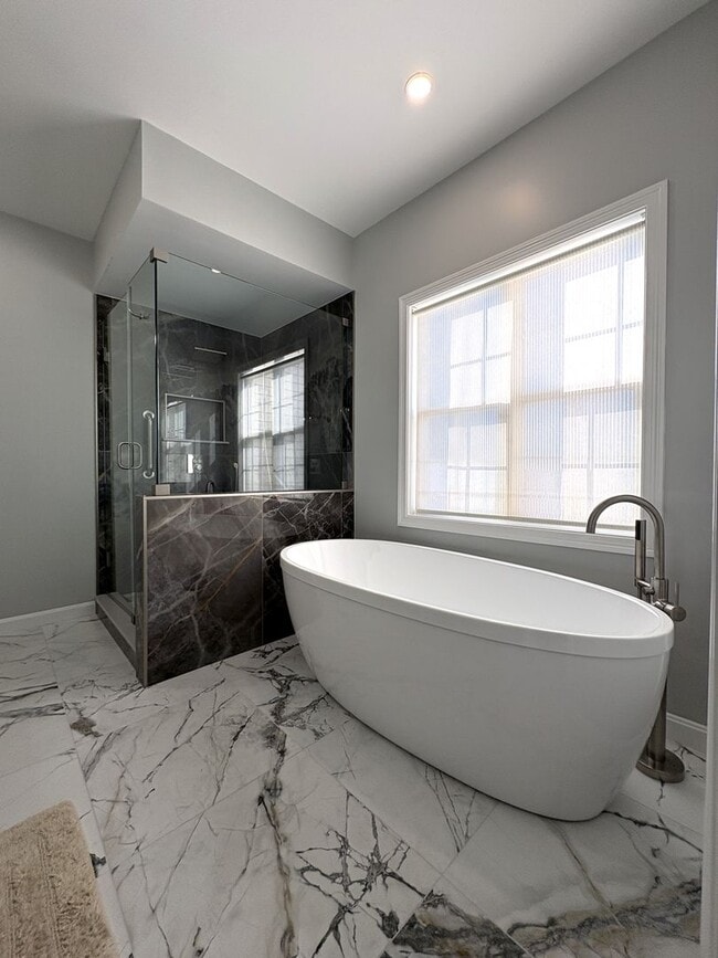 Building Photo - Spacious and Stylish 2 bedroom, 2 bath condo is desirable Coachman's Ridge complex