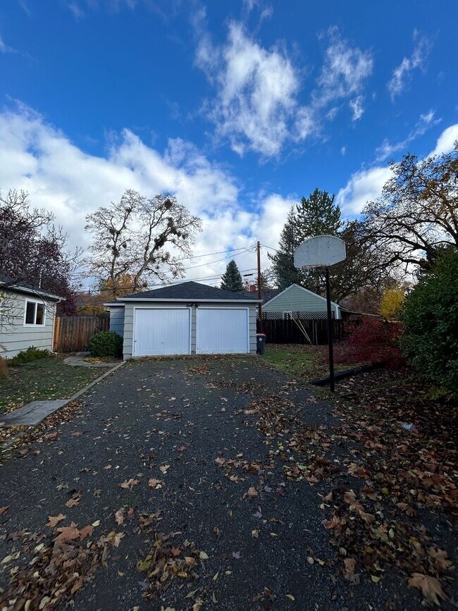 Building Photo - East Medford home for rent