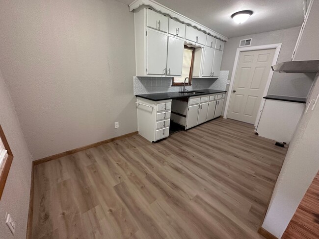 Building Photo - $1050 - 3 bed 1 bath - Beautiful single fa...