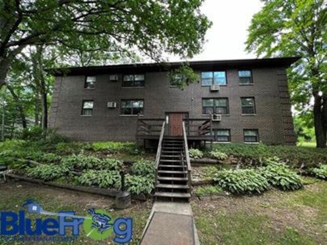 Foto del edificio - 1187 S Waukechon St