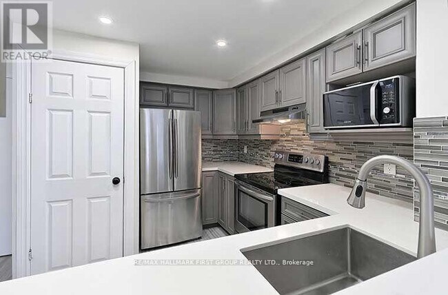 Building Photo - 711 Rossland Rd E