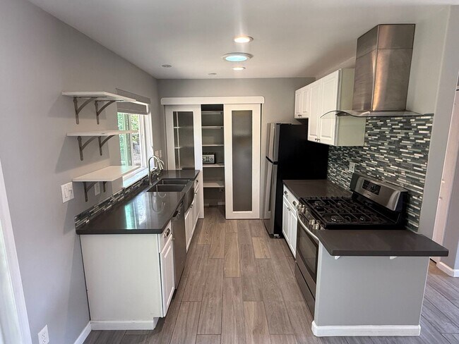 Foto del edificio - Fully Renovated 1-Bedroom Duplex with Large Outdoor Patio in Martinez