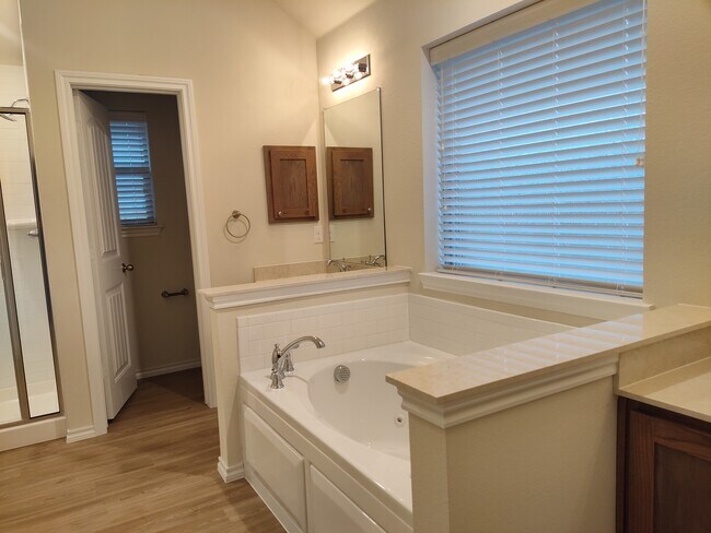 Building Photo - 416 Tredway Ct