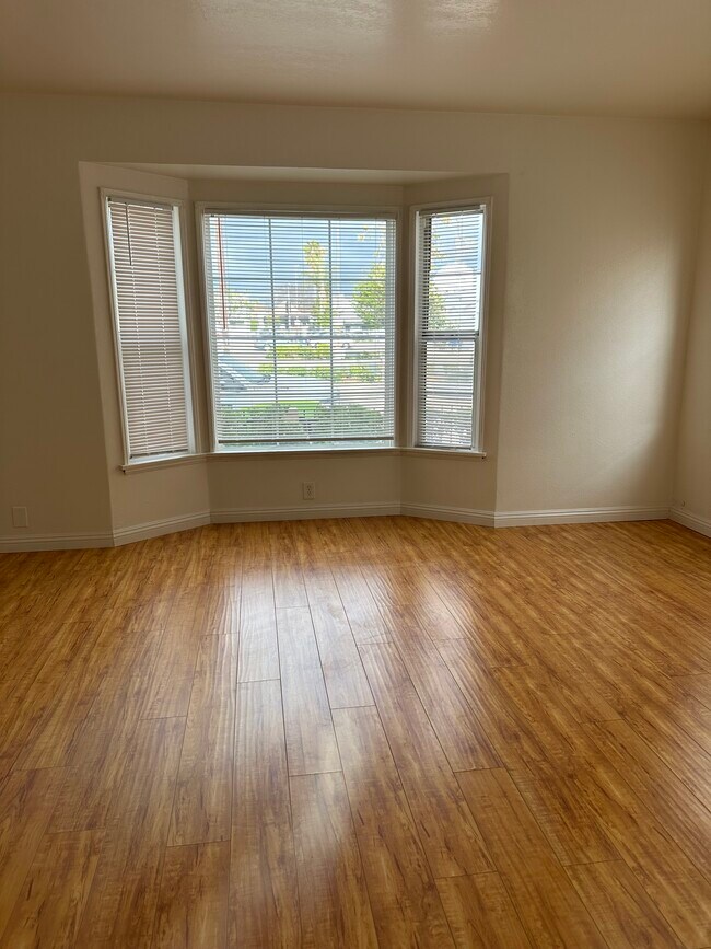 living room - 1522 N Sycamore St Apartments