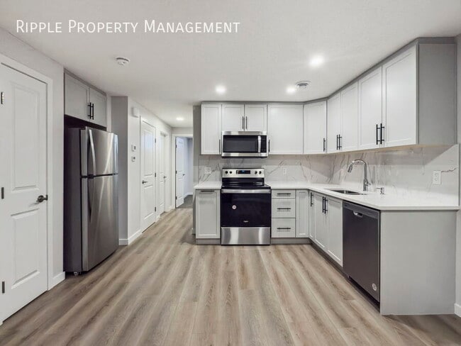 Photo du bâtiment - AMAZING 2 BEDS/ 1 BATHS LOWER LEVEL ONLY!