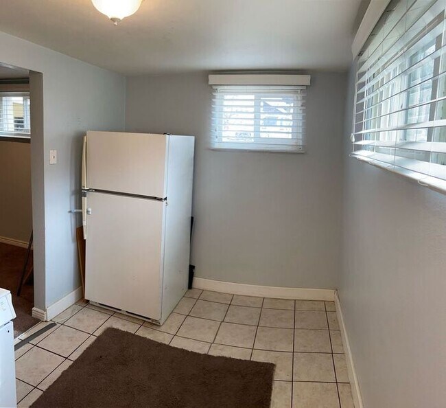Building Photo - Cozy Basement Apartment - Centrally Located!