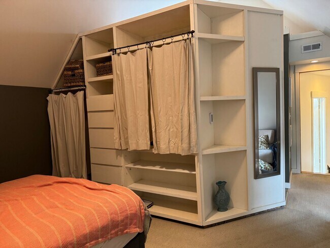Foto del edificio - Unique 4 bedroom home - close to Downtown ...