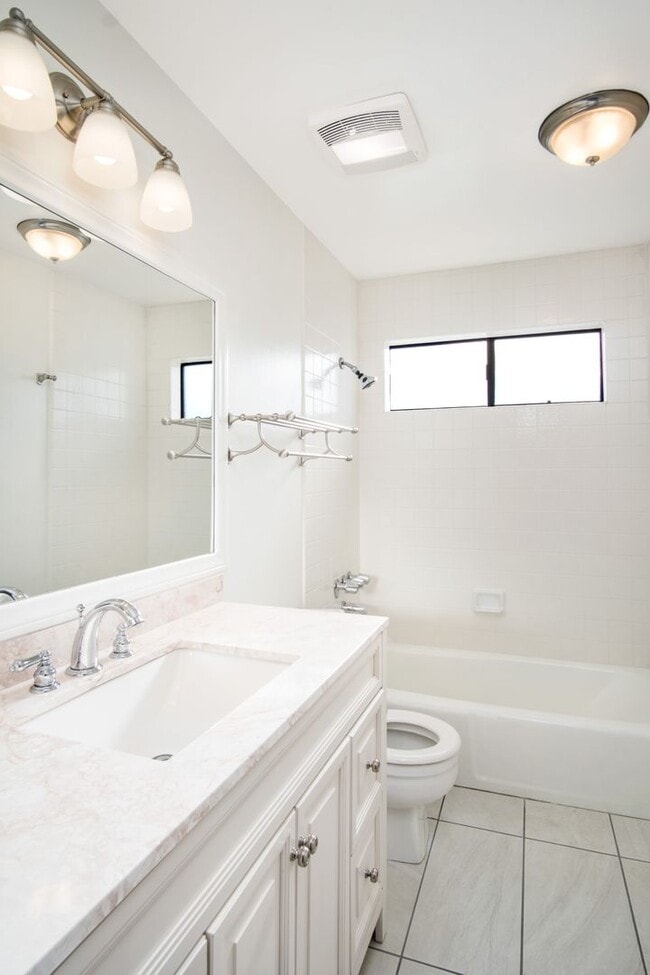 Building Photo - Newly renovated very bright 2 bed condo...